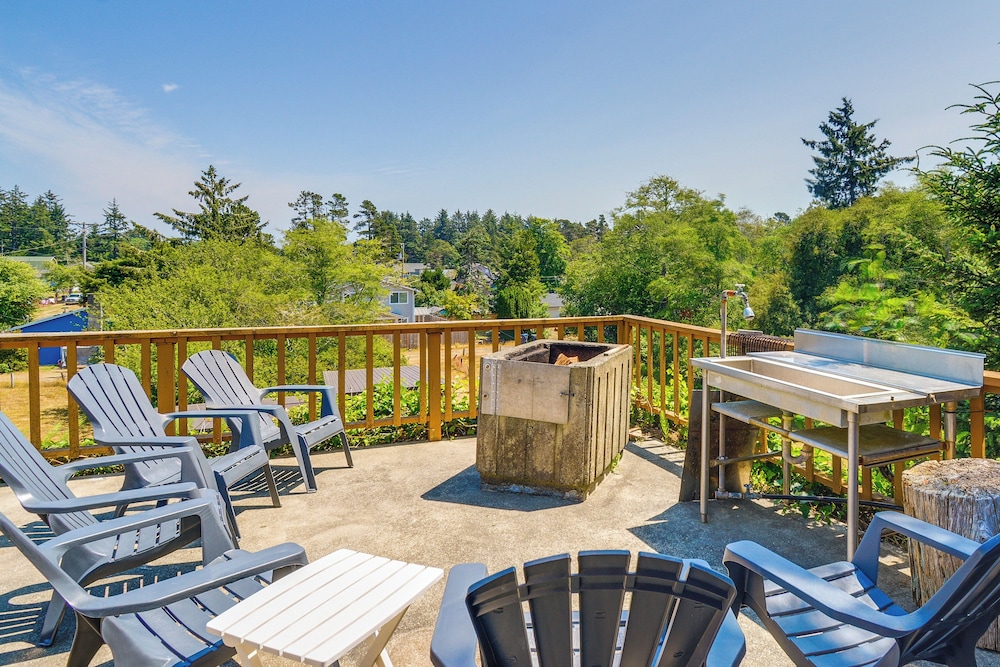 Westport Retreat with Pool Table Walk to State Park in Westport, United States