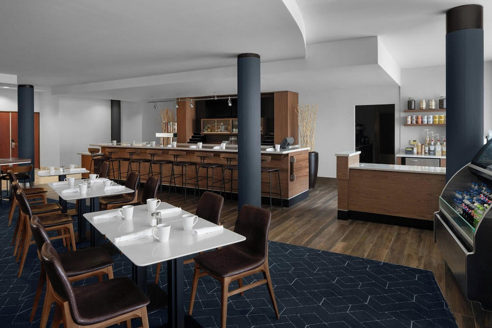 Courtyard by Marriott Los Angeles Burbank Airport - photo 23
