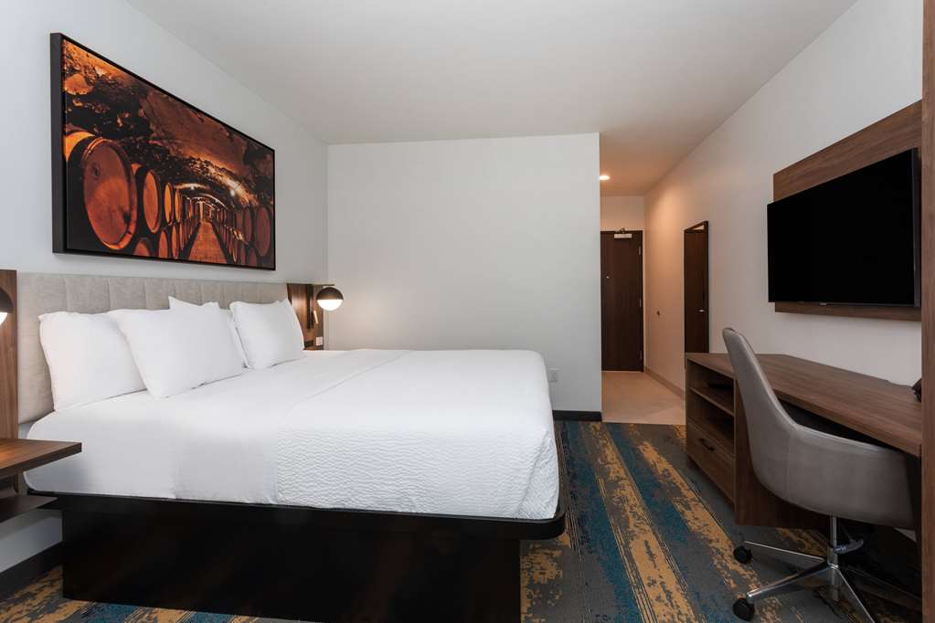 La Quinta Inn & Suites by Wyndham Galt Lodi North - photo 18