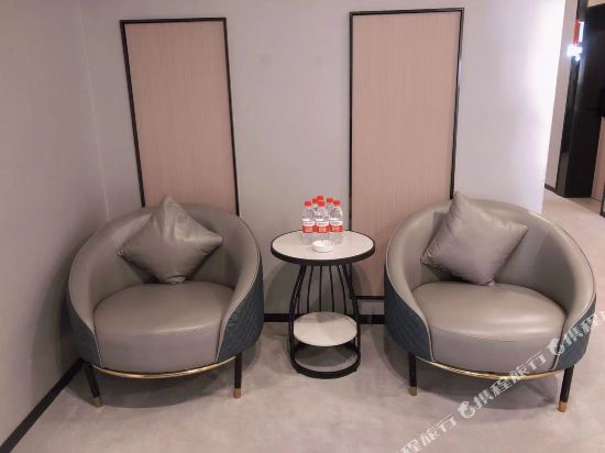Huaqiang Hotel — hotel in Xintian