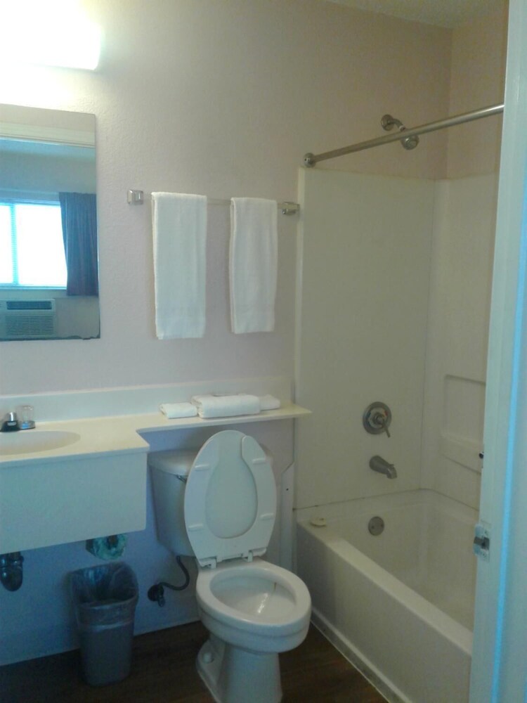 InTown Suites San Antonio East - photo 17