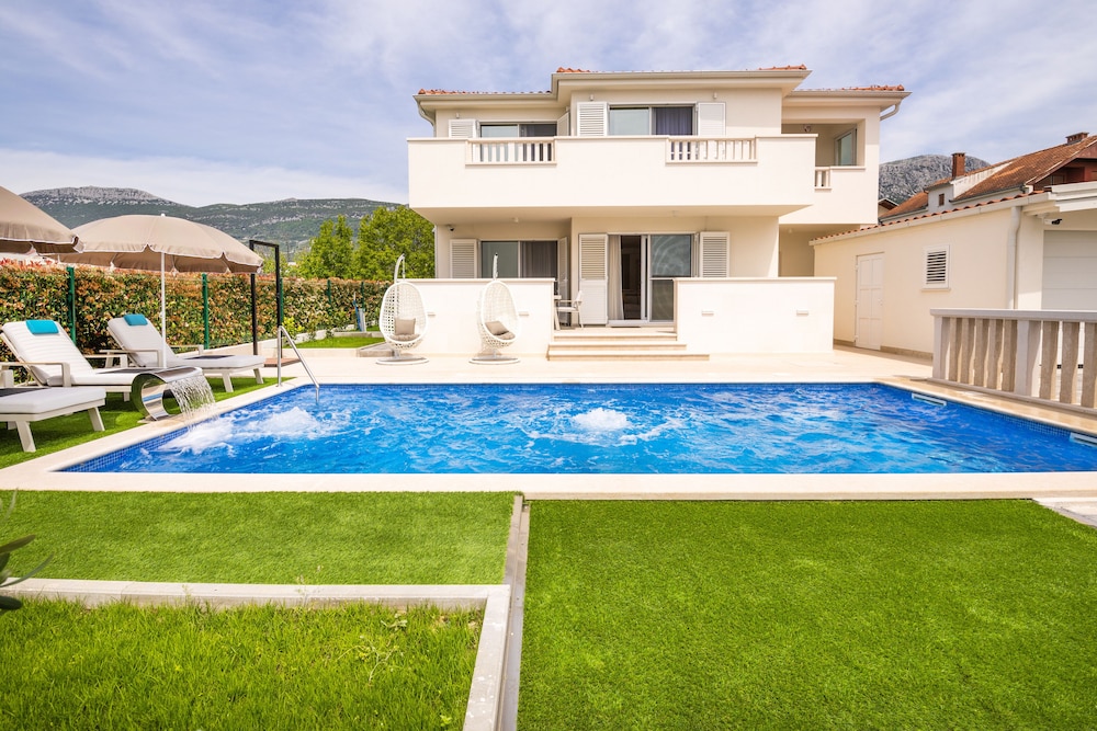 Luxury villa Bachin family villa — 5-Star Luxury Hotel in Kastel Kambelovac, Croatia