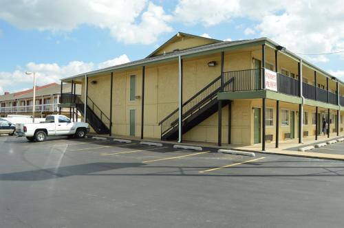 Delux Inn Tulsa - photo 4