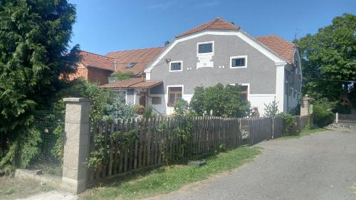 Ubytování u Sýkorky — hotel in Ostrov