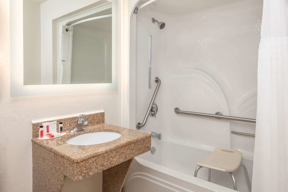 Howard Johnson by Wyndham Rock Hill - photo 13