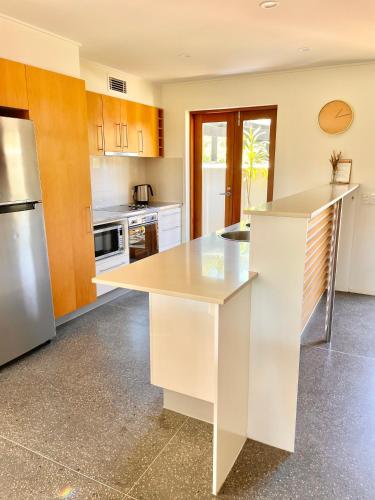 Cosy Apartment at Sebel Twin Waters Resort w Private Garden 2 Mins Walk to Beach & River — hotel in Mudjimba