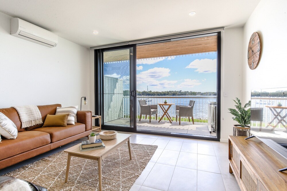 Elegant Bay Side 1 Bed Apartment with Views — 4-Star Luxury Hotel in Batemans Bay, Australia