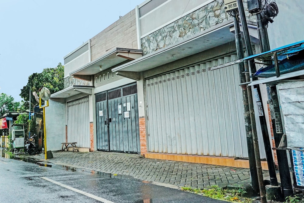 OYO Life 92393 Namimart Syariah 1 in Kediri, Indonesia