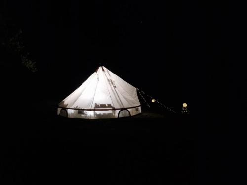 Glamping na samotě u lesa — hotel in Bechyne