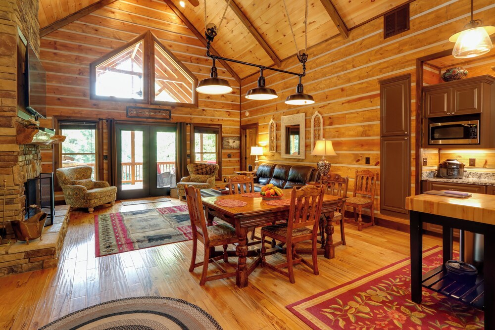 Spacious Blue Ridge Cabin with Private Hot Tub — 4-Star Luxury Hotel in Blue Ridge, United States