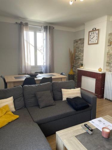 Le Gîte De Myrlène 30Min Parc Fédéral 12Min Cnpe Caution Obligatoire Swikly in Sully-Sur-Loire, France