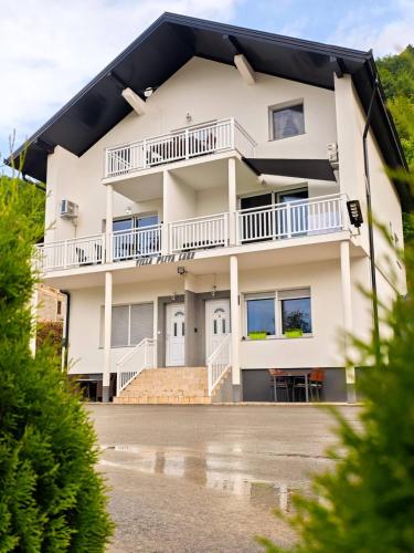 Villa Pliva Lake 2 — 4-Star Luxury Hotel in Jajce, Bosnia and Herzegovina
