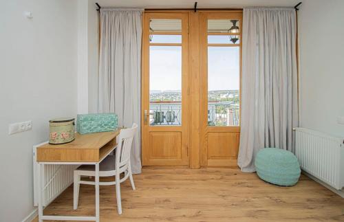 3BR Scenic Terrace Apt in Abanotubani By Wehost