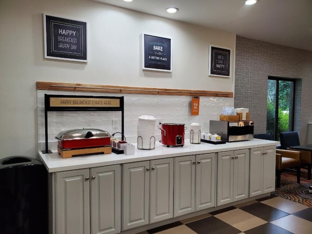 Hampton Inn Olathe - photo 36