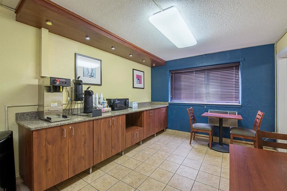 Motel 6 Moline - photo 17
