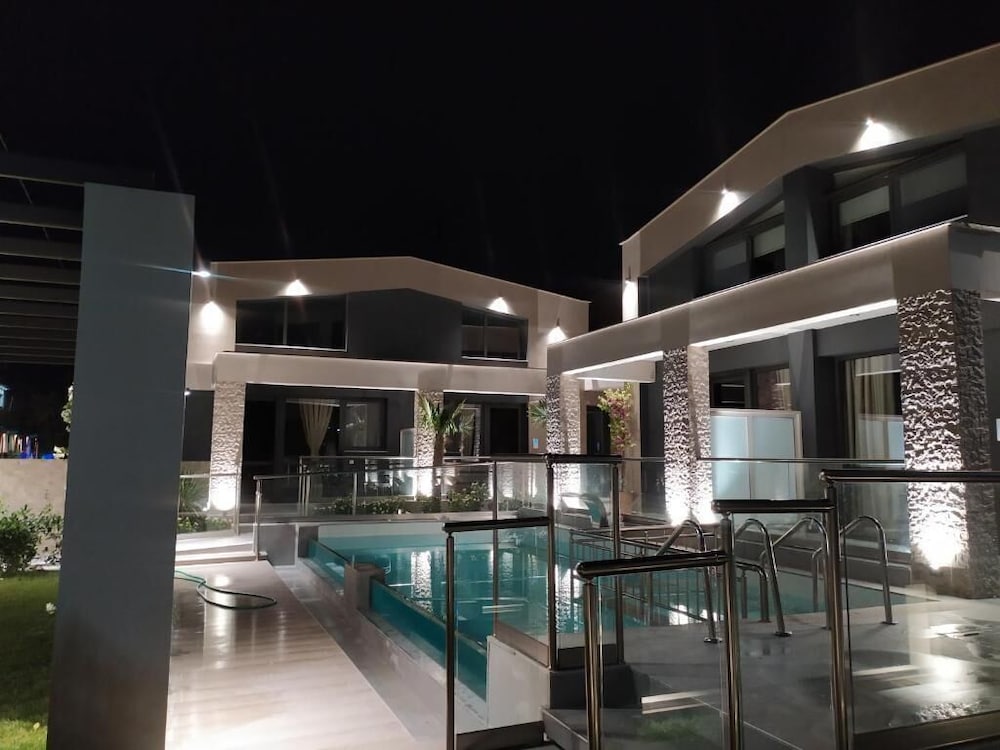 Amalia Deluxe Villas — 4-Star Luxury Hotel in Nea Vrasna, Greece