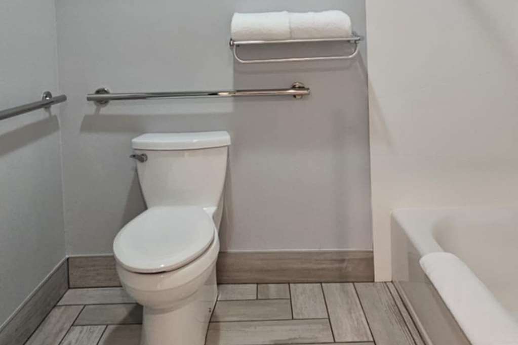 Edgewater Inn and Suites an Ascend Collection Hotel - photo 30