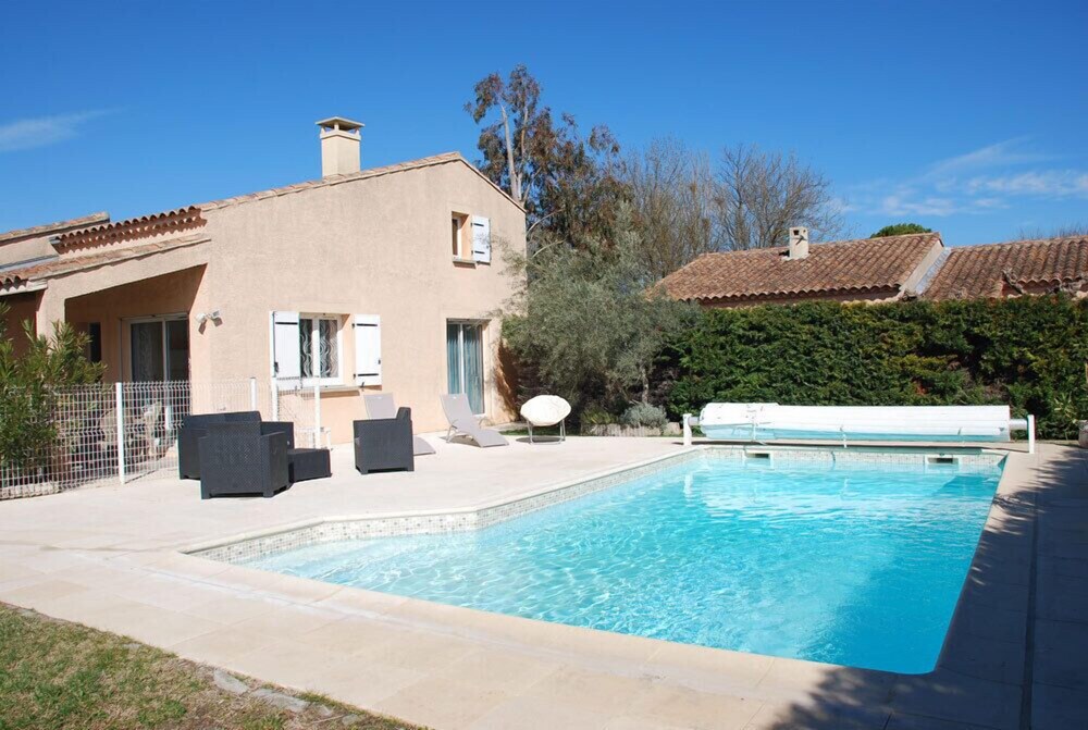 Villa Ref 500 Isle sur la Sorgue — 4-Star Luxury Hotel in L'isle-Sur-La-Sorgue, France