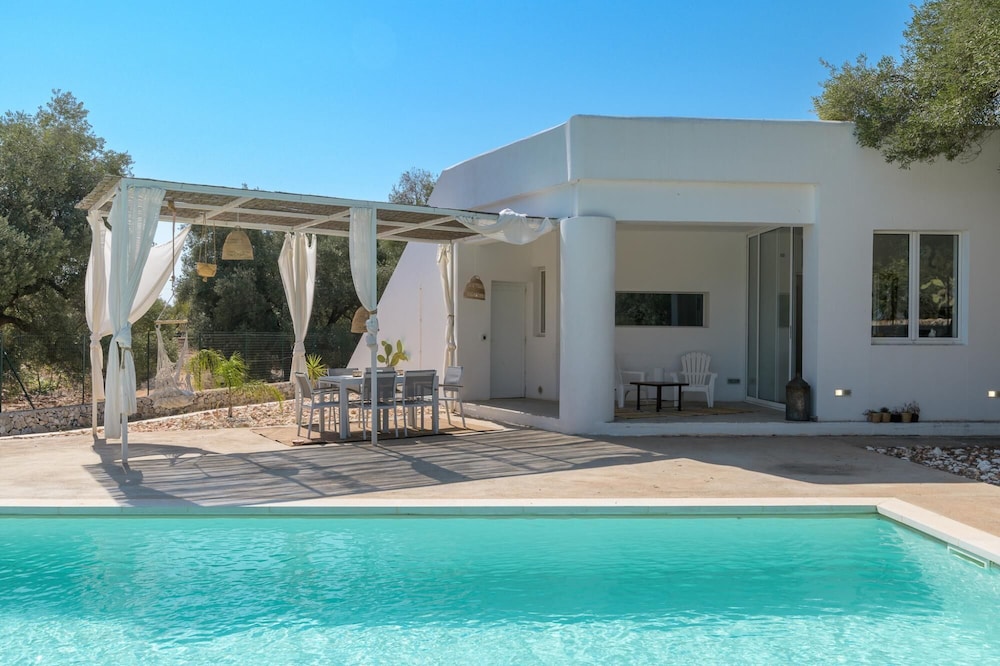 Trullo Chiara con Piscina by Wonderful Italy — 4-Star Luxury Hotel in Ostuni, Italy