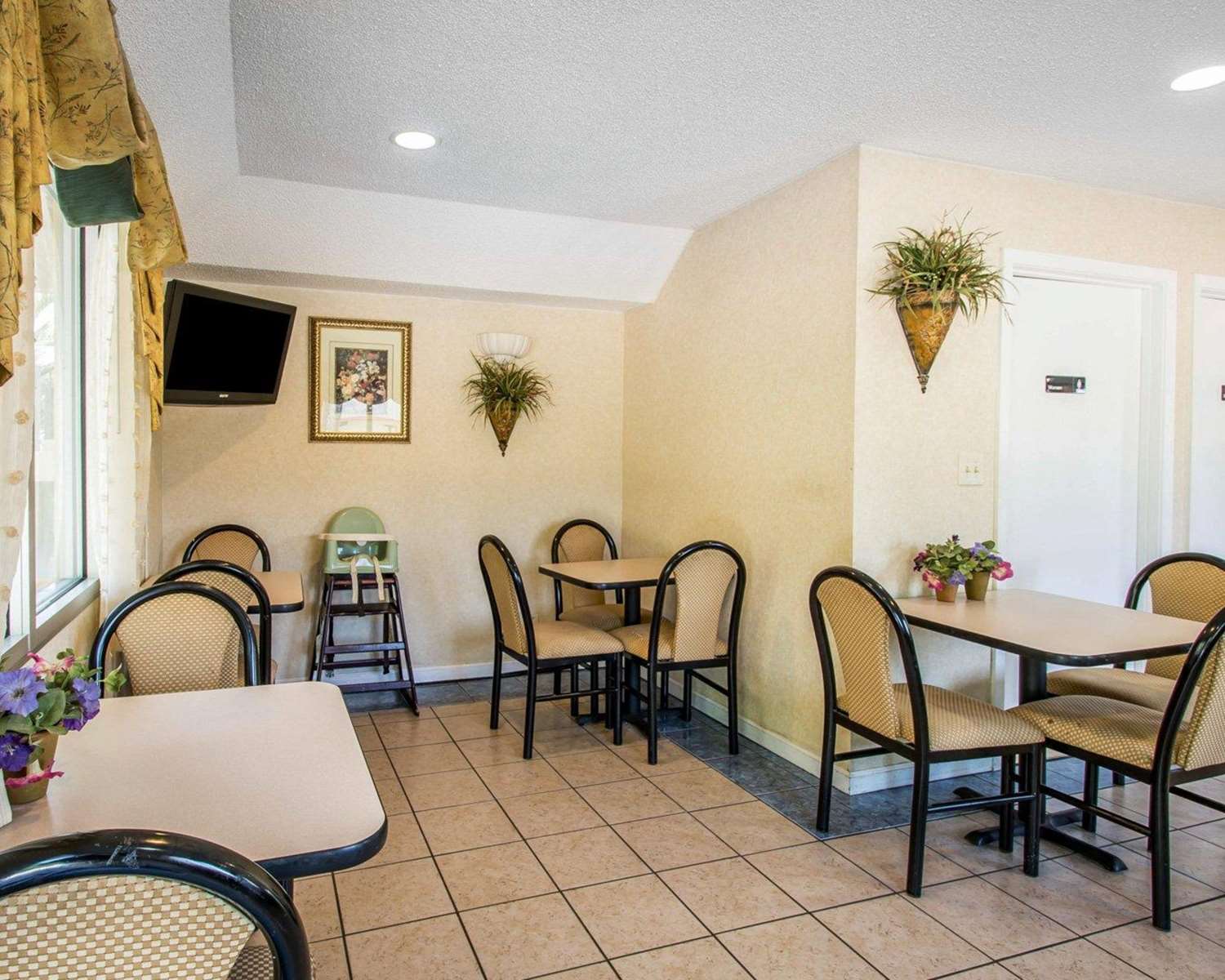 Red Roof Inn Evergreen - photo 6