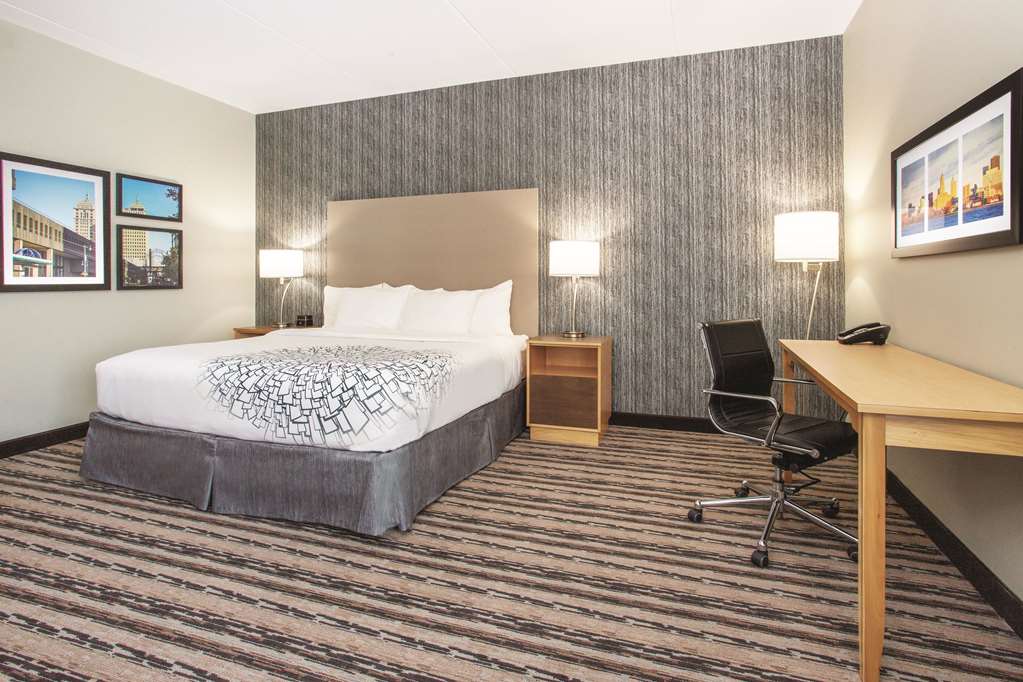 La Quinta Inn & Suites by Wyndham Buffalo Amherst - photo 14