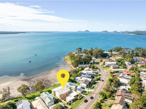 Pelican Sands 2 fantastic waterfront unit with pool and air conditioning — 4-Star Luxury Hotel in Soldiers Point, Australia