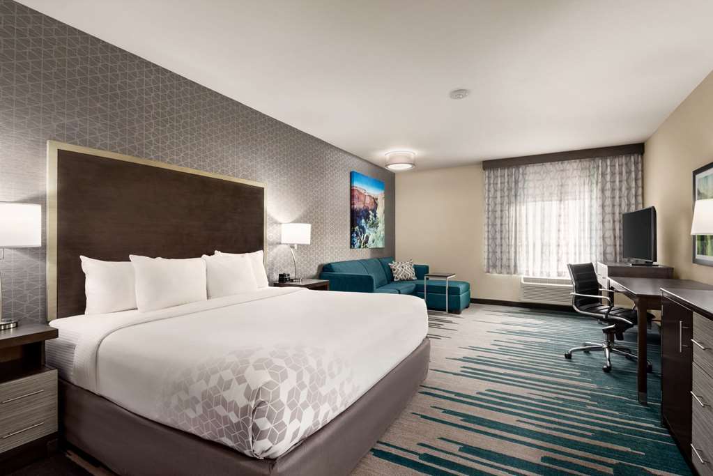 La Quinta Inn & Suites by Wyndham Clovis CA - photo 13