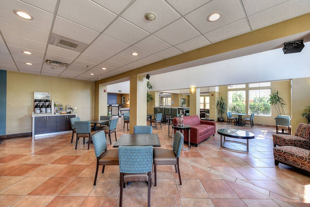 Holiday Inn Express Hotel & Suites Manteca by IHG - photo 37