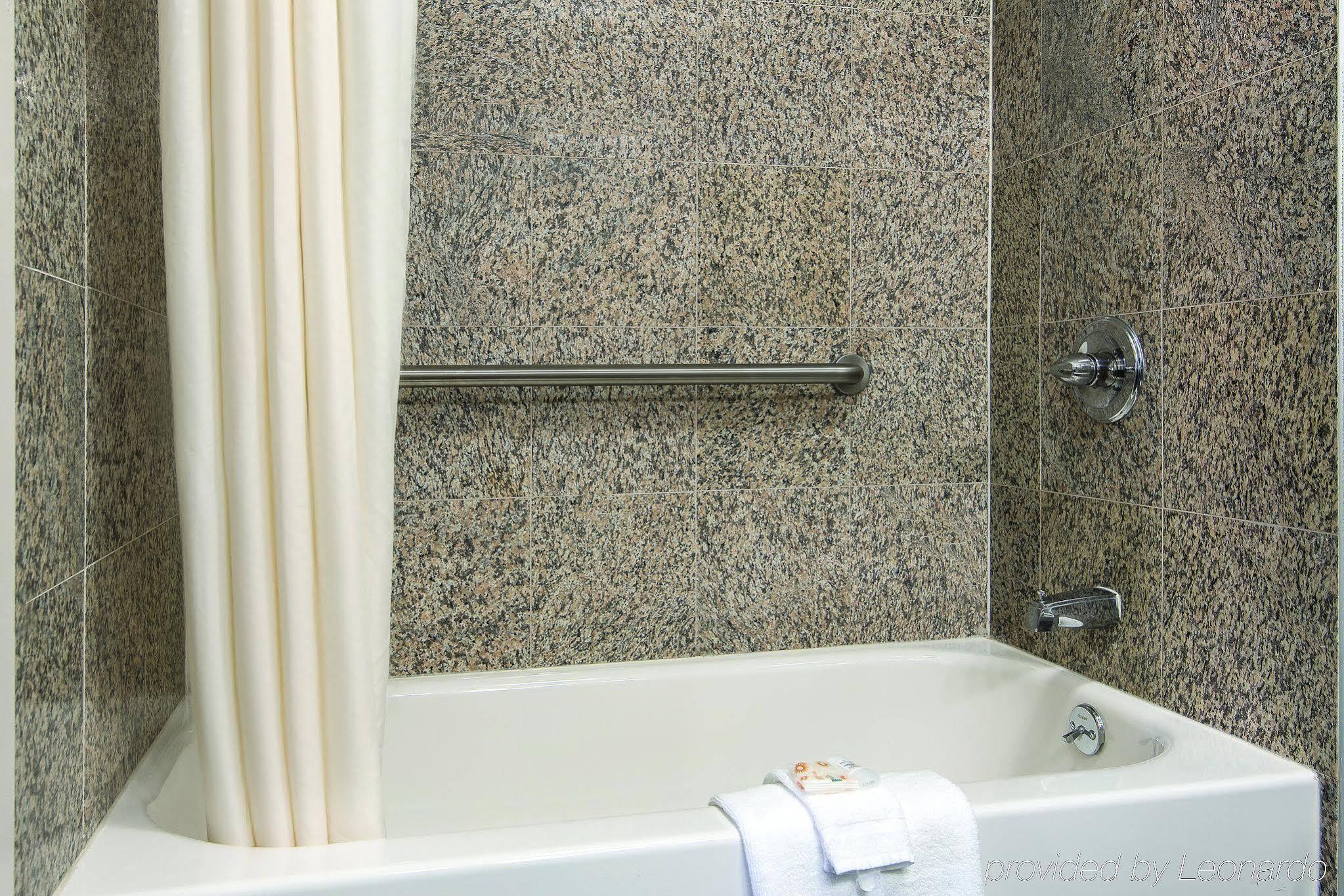 La Quinta Inn & Suites by Wyndham Brooklyn East - photo 28