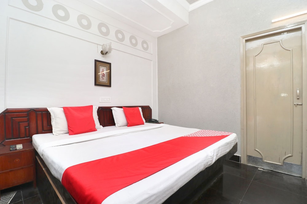 Oyo 16098 Hotel Amrit