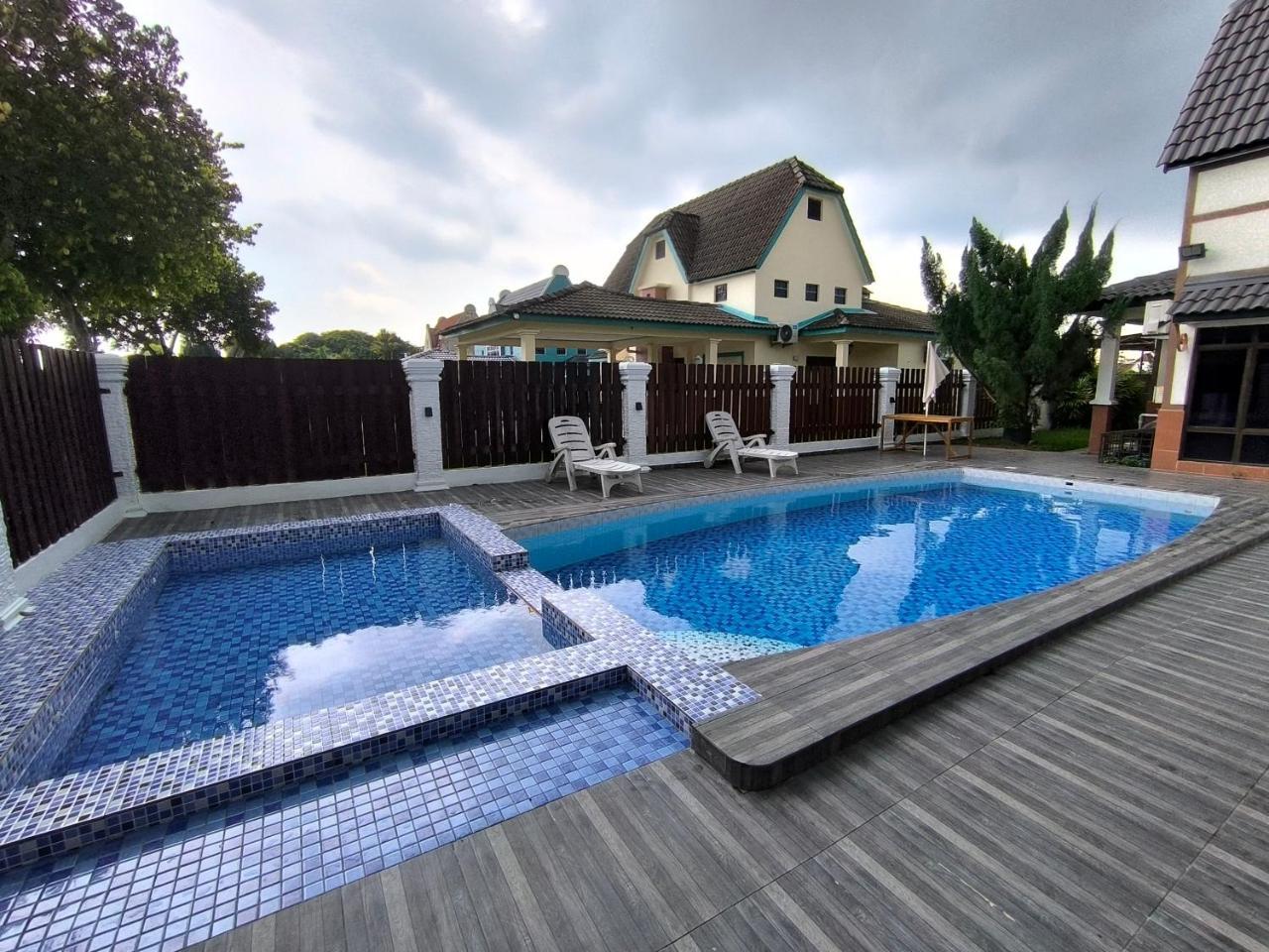 A Famosa Resort sunset 1075 villa 4 bathroom 6 bedroom karaoke bbq snooker — 4-Star Luxury Hotel in Malacca, Malaysia