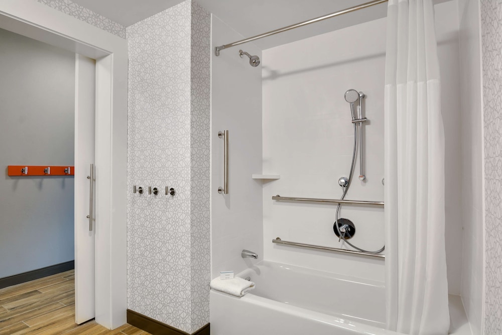 Hampton Inn Salem Boston - photo 19