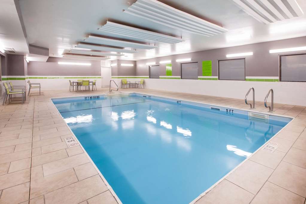 La Quinta Inn & Suites by Wyndham Elkhart - photo 9