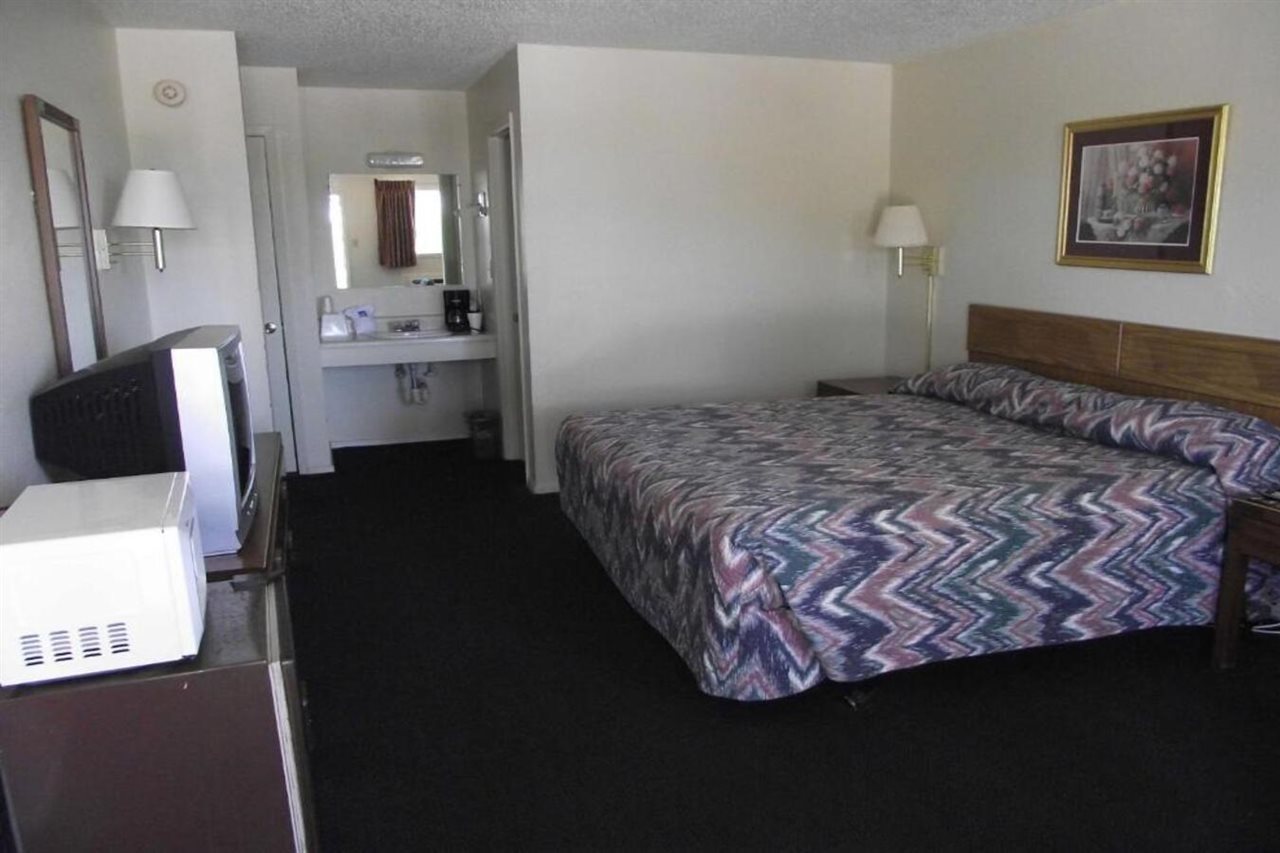 Glen Rose Inn and Suites - photo 10