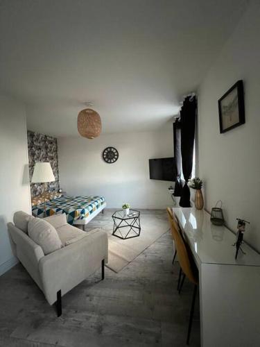 Charmant T1 Parking Prive Proche Gare in Moulins, France