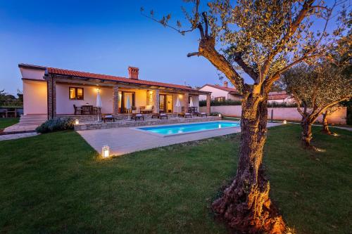 Villa Grebac — 4-Star Luxury Hotel in Kastelir, Croatia