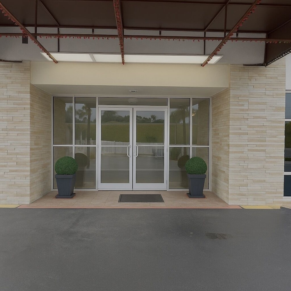 Belmont Inn & Suites - photo 18