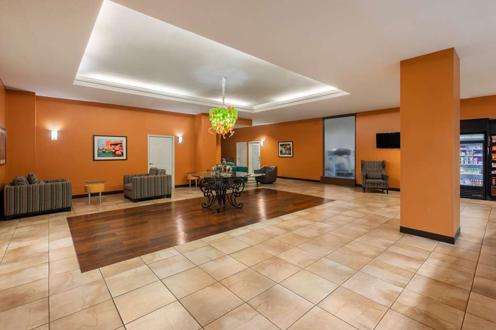 La Quinta Inn & Suites by Wyndham San Antonio Medical Ctr NW - photo 14