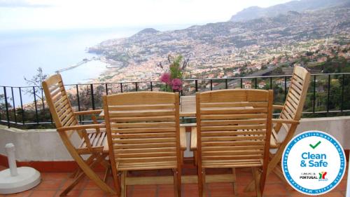Apartamento Charmoso no Funchal com grande Jardim e Vista Esplêndida — 4-Star Luxury Hotel in Funchal, Portugal