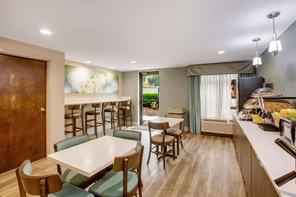 Clarion Pointe Atlanta Airport College Park - photo 27