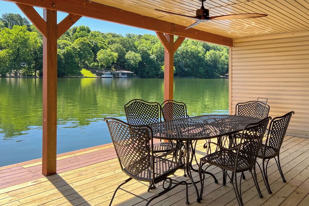 Home in Bella Vista with Deck and Lake Windsor Views — 4-Star Luxury Hotel in Bella Vista, United States