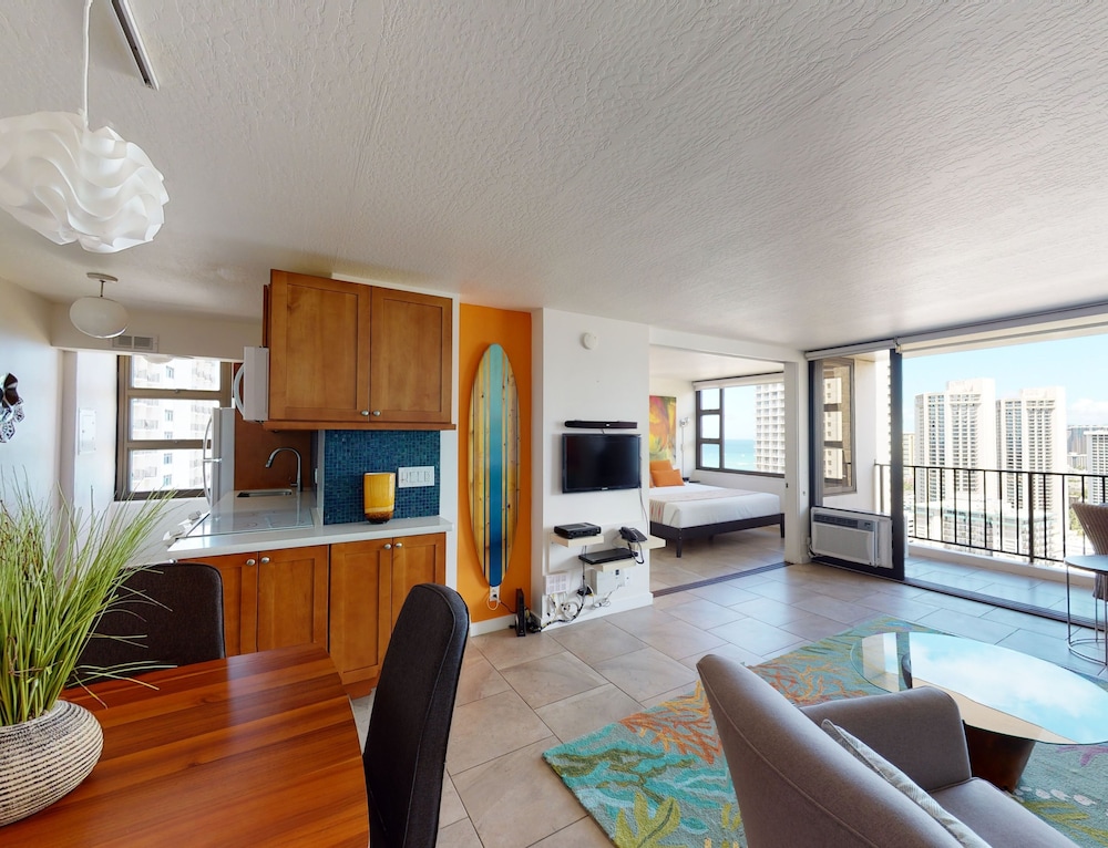 Artsy 32nd Floor Condo with Modern Furnishings & Gorgeous Ocean Views by Koko Resort Vacation Rentals - photo 14