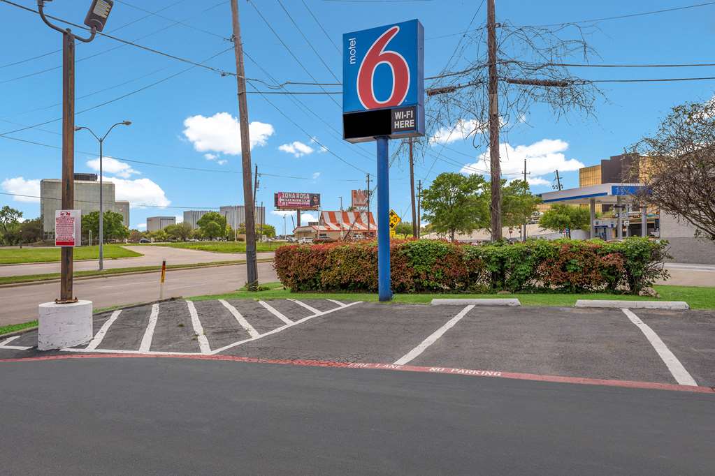 Motel 6 Dallas TX Market Center - photo 12