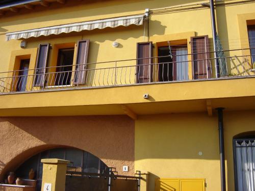 Casa Del Sole Appartamento N 2 White And Gold Room — 4-Star Luxury Hotel in Gavardo-Sopraponte, Italy