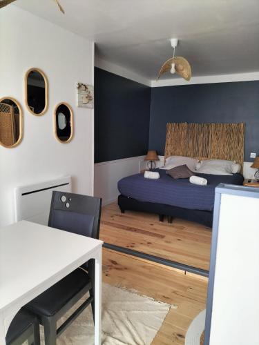 Les 2 Tours - carbon neutral hotel in Lezay