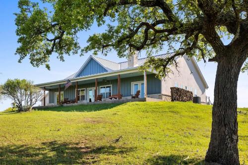Enchanted Rockview House 3 Bedroom Firepit — 4-Star Luxury Hotel in Fredericksburg, United States