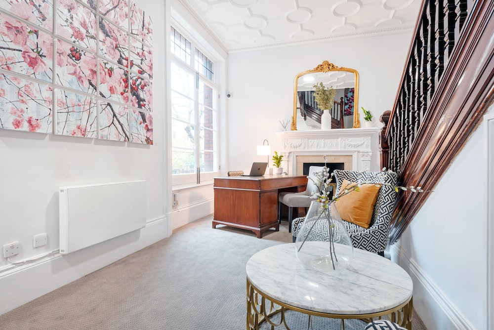 1 Bedroom Apartment In Sloane Square — 4-Star Luxury Hotel in London, United Kingdom