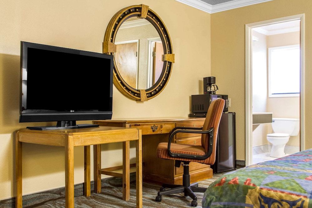 Econo Lodge Fairfield - photo 17