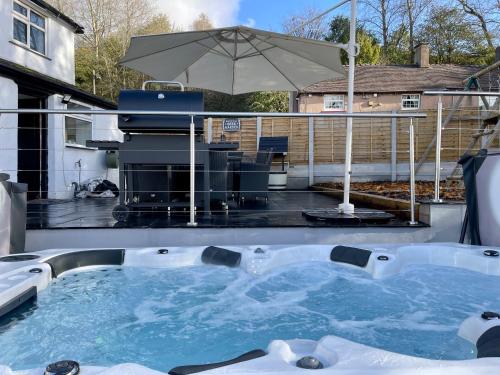 Tollgate House Luxury Cozy Cottage Huge Hot Tub Alton Towers — Cheadle