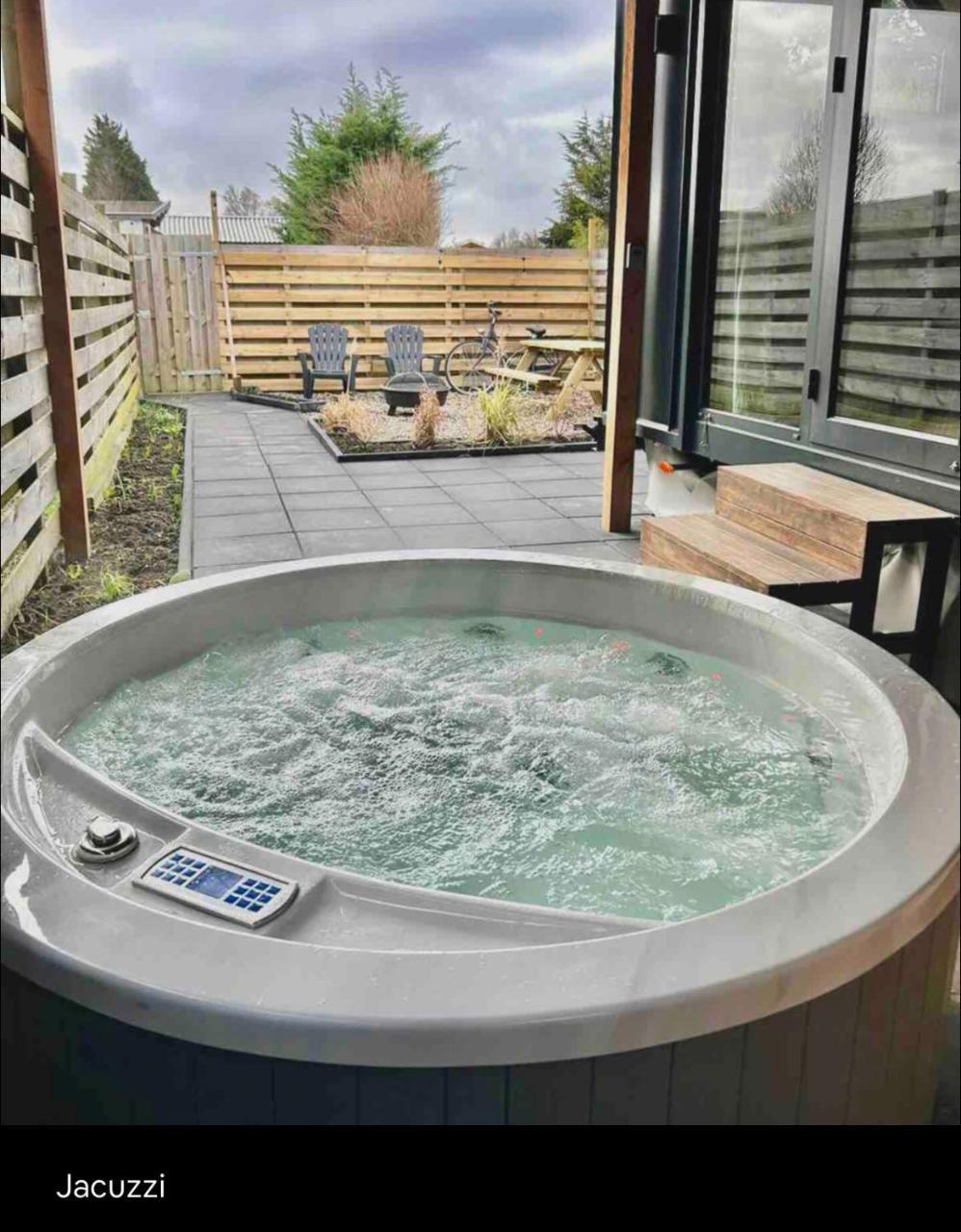 Tiny house with sauna & jacuzzi near Amsterdam — 4-Star Luxury Hotel in Vijfhuizen, Netherlands